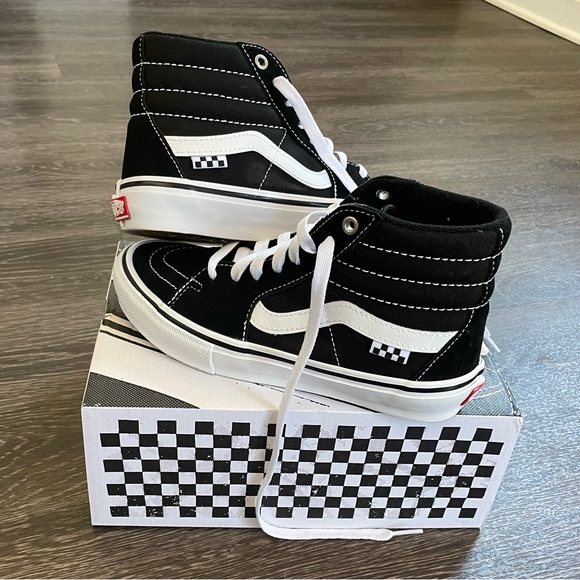 Like New! Vans Skate Sk8-Hi Black/White Sneakers - Unisex (Boys Size 5) - Picture 2 of 10
